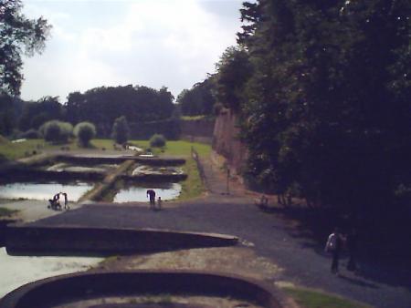 des carr�s d'eau autour des remparts
